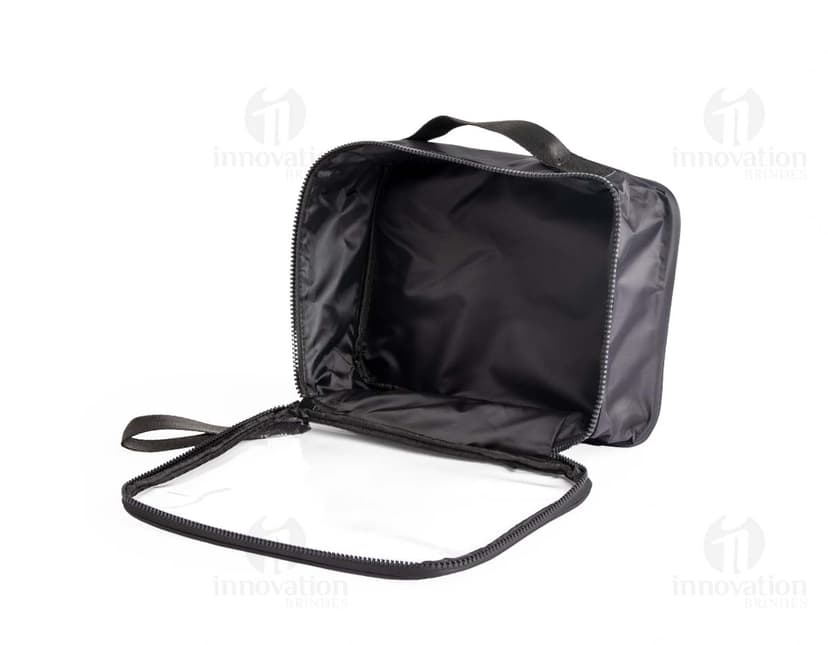 Nécessaire Nylon na cor preta, com fecho de zíper prateado e alça lateral.