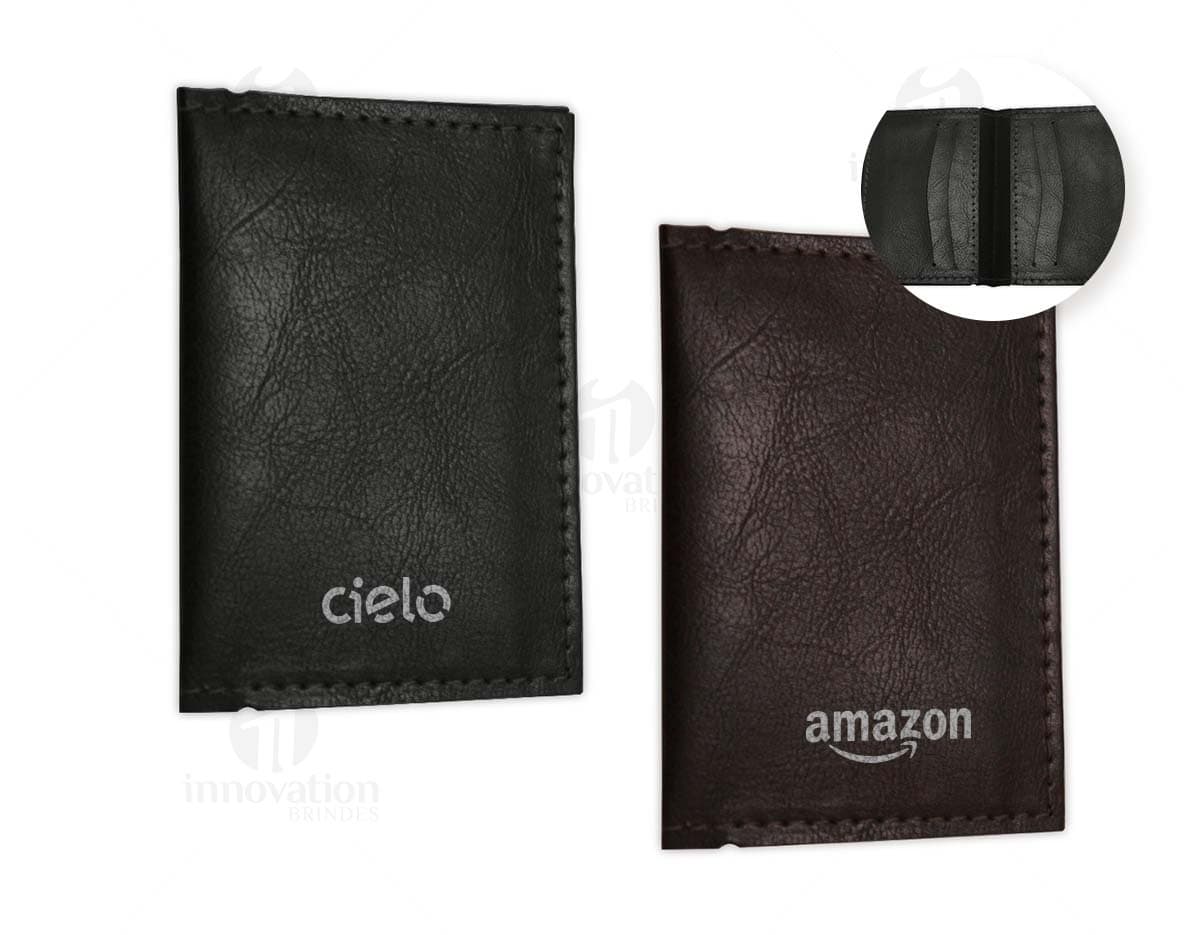 Porta cartão em couro sintético preto, com divisórias internas e fecho de botão.