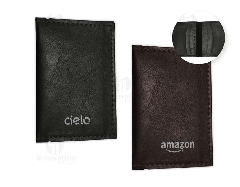 Porta cartão em couro sintético preto, com divisórias internas e fecho de botão.