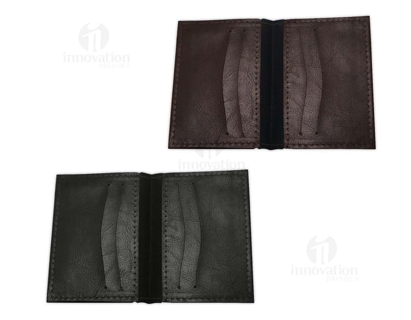 Porta cartão em couro sintético preto, com divisórias internas e fecho de botão.