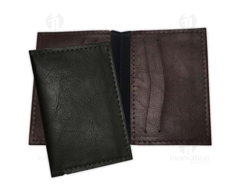 Porta cartão em couro sintético preto, com divisórias internas e fecho de botão.