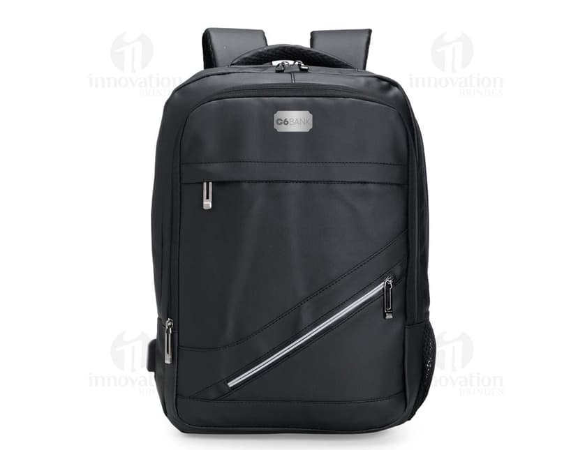 Mochila Couro Sintético 18 Litros em cor marrom escuro, possui alças ajustáveis e fecho com zíper. Ideal para uso diário ou viagens.