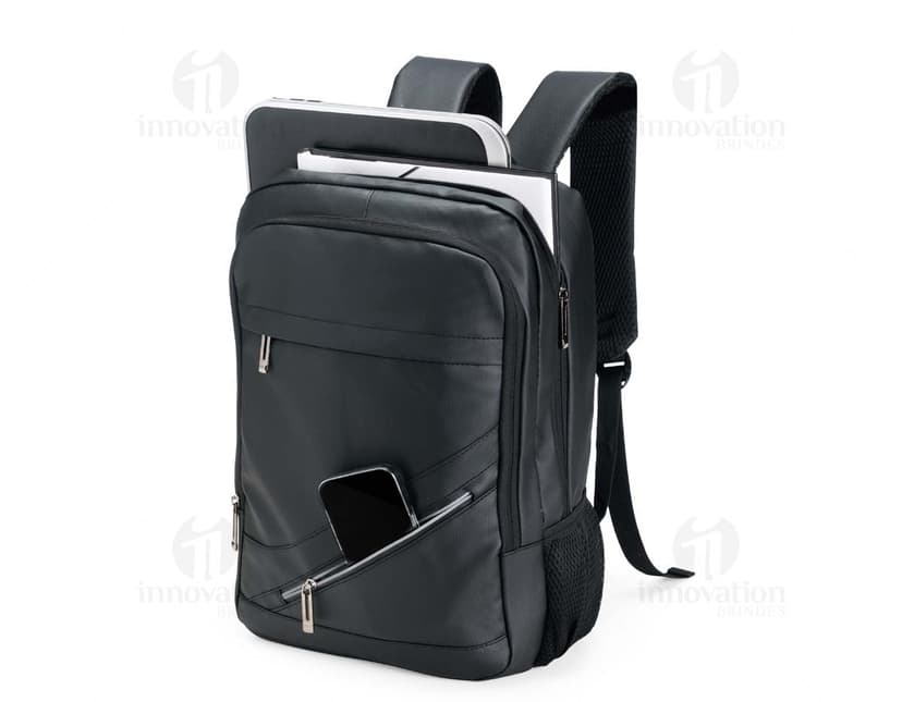 Mochila Couro Sintético 18 Litros em cor marrom escuro, possui alças ajustáveis e fecho com zíper. Ideal para uso diário ou viagens.
