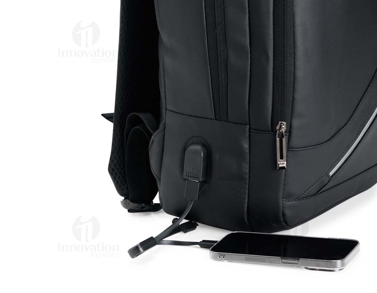 Mochila Couro Sintético 18 Litros em cor marrom escuro, possui alças ajustáveis e fecho com zíper. Ideal para uso diário ou viagens.