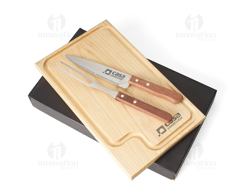 Kit churrasco 3 peças em aço inoxidável, incluindo garfo, espátula e faca de cozinha. Ideal para uso em churrasqueiras, construindo utensílios, com cabo em madeira.