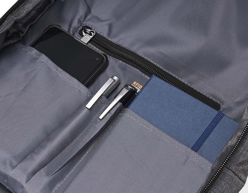 Mochila de poliéster preta com design vintage, possui bloqueador RFID para proteção de seus pertences pessoais. Ideal para viagens de negócios ou compras, seu estilo elegante e moderno combina com qualquer roupa casual ou de escritório. Feita de couro e tecido de alta qualidade, essa mochila possui diversos compartimentos e bolsos para armazenamento de objetos pessoais e acessórios. Alça resistente e fecho com zíper para maior segurança. Perfeita para quem busca praticidade, estilo e segurança em um único produto.