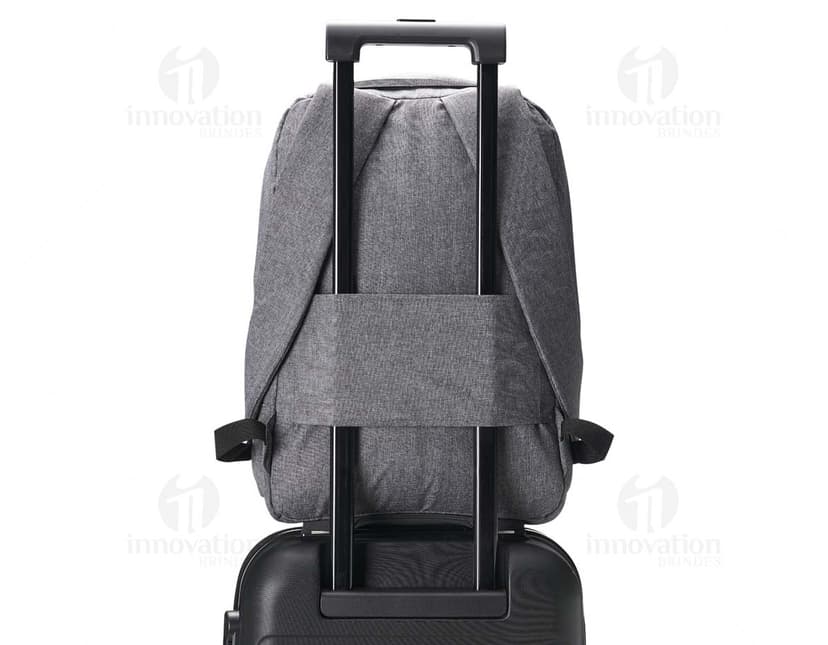 Mochila de poliéster preta com design vintage, possui bloqueador RFID para proteção de seus pertences pessoais. Ideal para viagens de negócios ou compras, seu estilo elegante e moderno combina com qualquer roupa casual ou de escritório. Feita de couro e tecido de alta qualidade, essa mochila possui diversos compartimentos e bolsos para armazenamento de objetos pessoais e acessórios. Alça resistente e fecho com zíper para maior segurança. Perfeita para quem busca praticidade, estilo e segurança em um único produto.