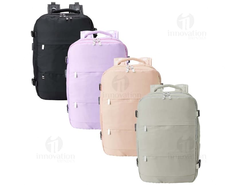 Mochila de viagem preta de 41 litros em couro sintético com zíper, alça de mão e alça de ombro ajustável. Ideal para negócios, viagens e aventuras, proporcionando estilo e praticidade.