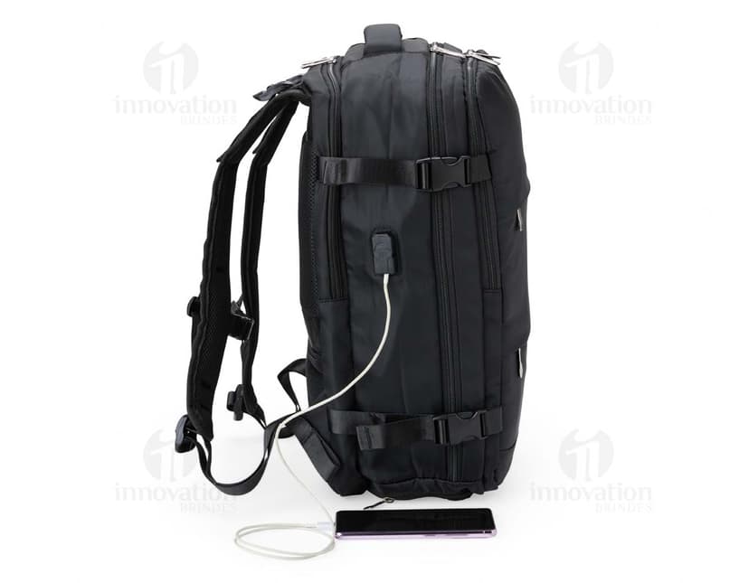 Mochila de viagem preta de 41 litros em couro sintético com zíper, alça de mão e alça de ombro ajustável. Ideal para negócios, viagens e aventuras, proporcionando estilo e praticidade.
