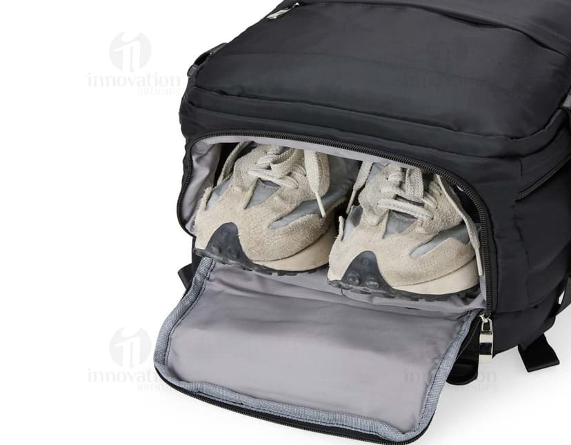 Mochila de viagem preta de 41 litros em couro sintético com zíper, alça de mão e alça de ombro ajustável. Ideal para negócios, viagens e aventuras, proporcionando estilo e praticidade.