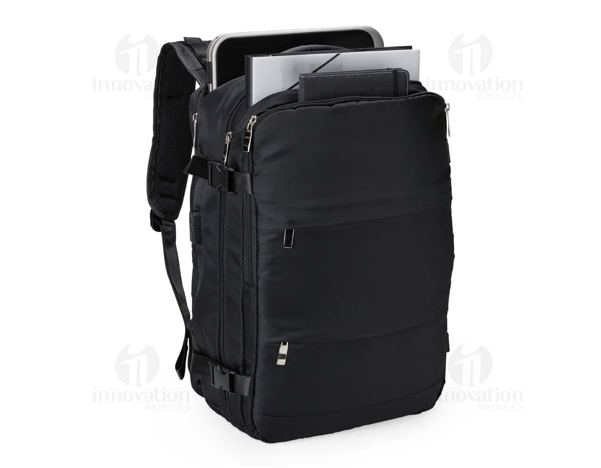 Mochila de viagem preta de 41 litros em couro sintético com zíper, alça de mão e alça de ombro ajustável. Ideal para negócios, viagens e aventuras, proporcionando estilo e praticidade.