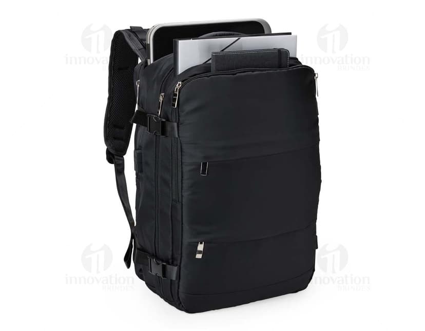 Mochila de viagem preta de 41 litros em couro sintético com zíper, alça de mão e alça de ombro ajustável. Ideal para negócios, viagens e aventuras, proporcionando estilo e praticidade.