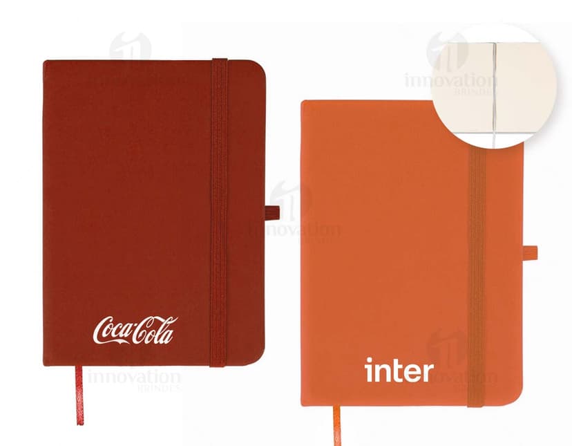 Caderneta emborrachada preta com design vintage, vazia e com textura grunge. Aparecem um notebook, um metrônomo, uma guitarra, uma página em branco e um pendulo.