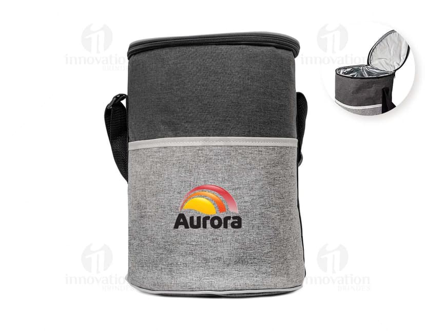 Bolsa térmica de 16 litros em metal e couro preto, com detalhes em prata e marrom. Possui alça de transporte, fecho de zíper e compartimento interno para armazenamento de objetos pessoais. Ideal para manter alimentos e bebidas quentes ou frios por mais tempo.