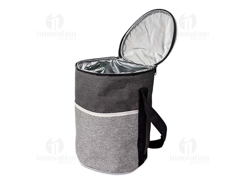 Bolsa térmica de 16 litros em metal e couro preto, com detalhes em prata e marrom. Possui alça de transporte, fecho de zíper e compartimento interno para armazenamento de objetos pessoais. Ideal para manter alimentos e bebidas quentes ou frios por mais tempo.