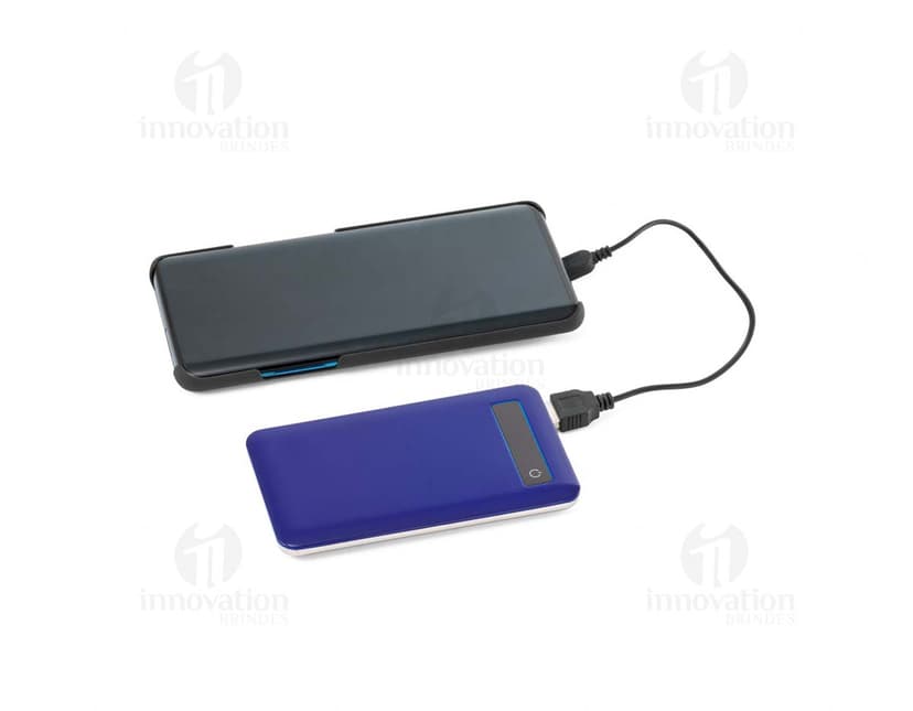 Bateria portátil com ecrã touch preto e prateado, tecnológico e moderno. Ideal para recarregar dispositivos móveis e se conectar de forma segura e fácil. Perfeito para uso em escritórios e ambientes corporativos.