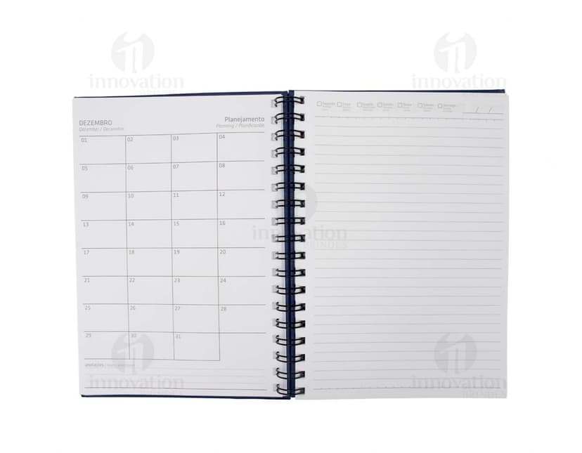 Caderno Cromato em design preto, com páginas em branco para anotações e espaço para adicionar mensagens e listas. Possui capa de proteção marrom em textura de madeira e anéis para manter as páginas organizadas. Ideal para uso no escritório, estudo ou reuniões de negócios.
