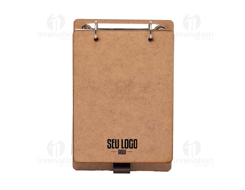 Bloco de anotações ecológico feito de papel reciclado com capa de couro marrom, vintage e antiga. Textura grunge e envelhecida, ideal para escrita de mensagens e lembretes. Embalagem vintage de papelão, perfeita para presentes e escritório.