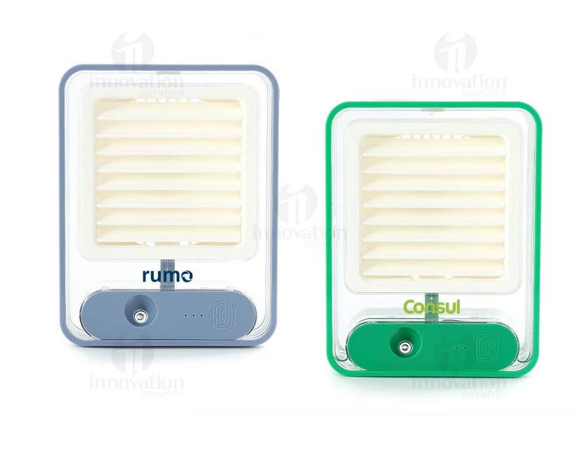 Climatizador portátil recarregável com design digital em 3D, equipamento de tecnologia elétrica que funciona como um aquecedor, com botões de metal e knob de controle. Ao lado, há um rádio e um notebook em um ambiente de escritório.