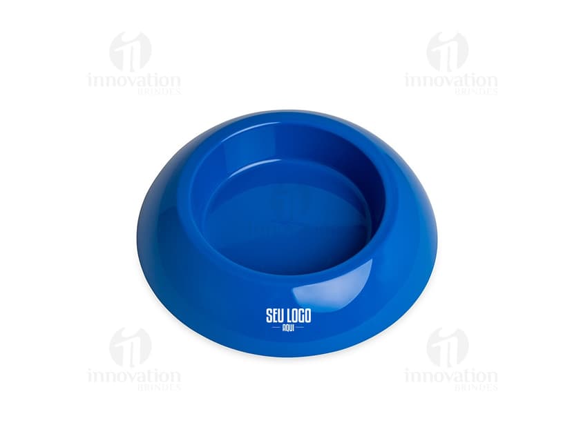 EcoPote Pet - Um design circular e futurista, feito de porcelana e metal, com um disco brilhante no centro. Lembrando um prato, possui um mecanismo de som integrado, refletindo a tecnologia digital. Seu visual abstrato e moderno combina elementos de um disco de vinil, um prato de café da manhã e um dispositivo de áudio. O EcoPote Pet é um objeto único, ideal para refeições e bebidas, com um toque retrô e uma cor vibrante.