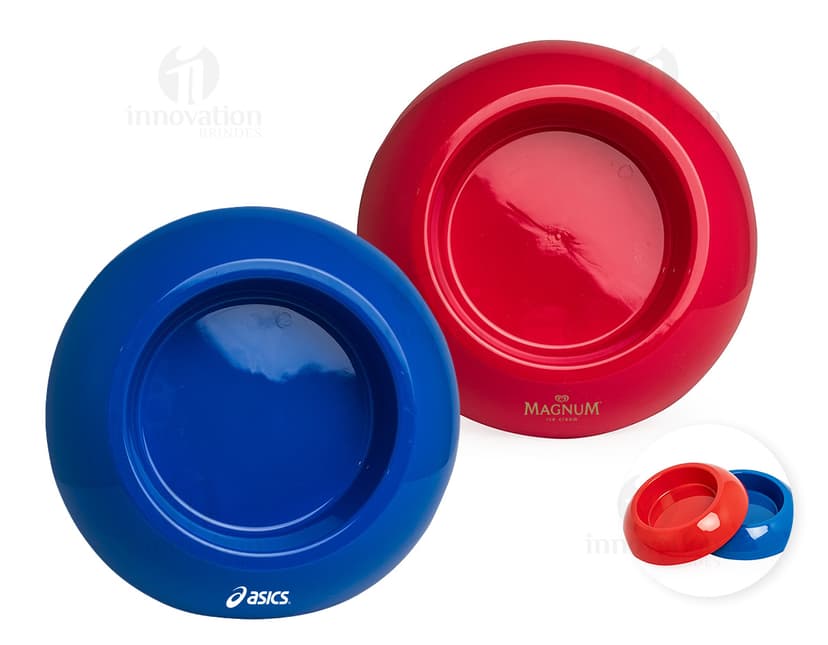 EcoPote Pet - Um design circular e futurista, feito de porcelana e metal, com um disco brilhante no centro. Lembrando um prato, possui um mecanismo de som integrado, refletindo a tecnologia digital. Seu visual abstrato e moderno combina elementos de um disco de vinil, um prato de café da manhã e um dispositivo de áudio. O EcoPote Pet é um objeto único, ideal para refeições e bebidas, com um toque retrô e uma cor vibrante.