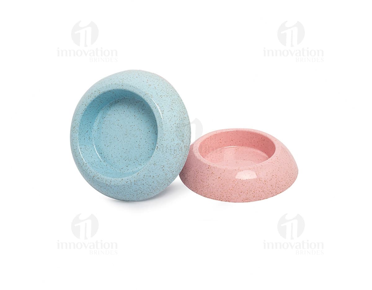 Uma pilha de Tigelas Pet de Fibra de Arroz 400ml, em tons de rosa, preto, marrom e cinza, com textura suave e brilhante. As tigelas redondas e de selo, feitas de pedra natural, simbolizam equilíbrio, harmonia e tranquilidade. São ideais para uso em spas, tratamentos de saúde e cuidados cosméticos.