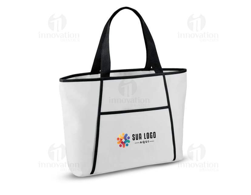 Sacola térmica 9 L preta em design 3D, com alça de metal e plástico. A sacola está vazia e possui um símbolo de carrinho de compras no topo, indicando seu uso em compras. Ideal para manter alimentos frescos durante o transporte.