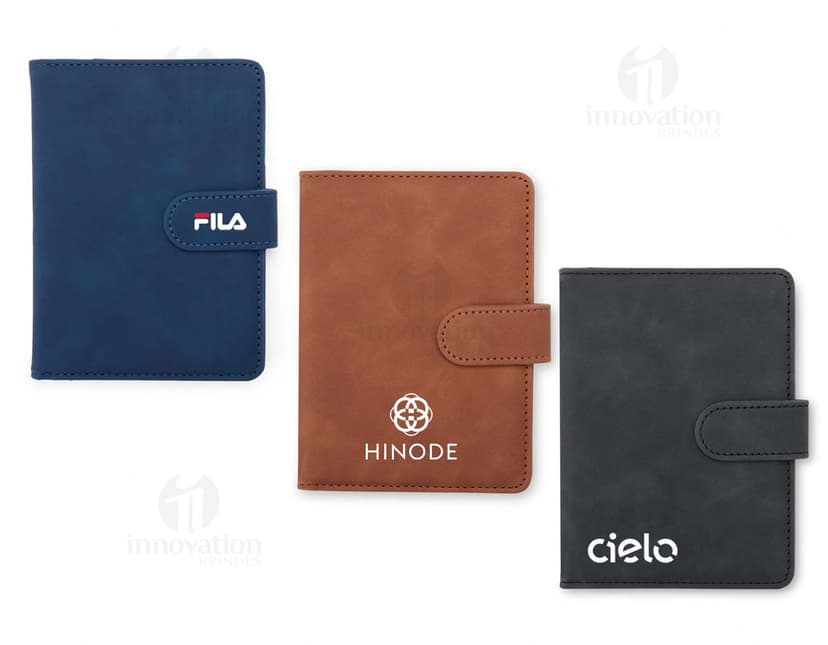 Porta-passaporte em Couro Sintético de cor preta, com costura em destaque e espaço interno para inserir o passaporte.
