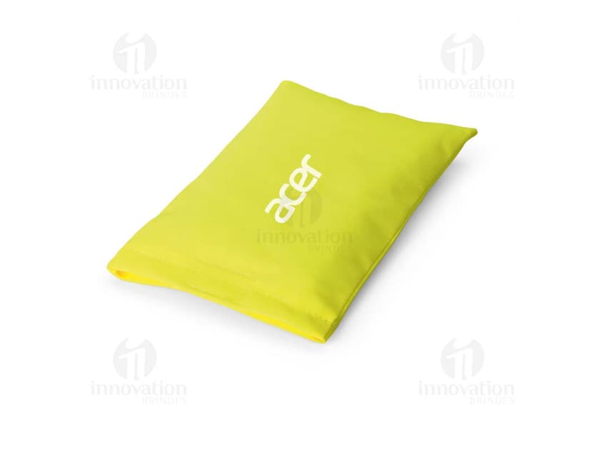 Bolsa em poliéster de cor preta, com alça ajustável e compartimentos internos.