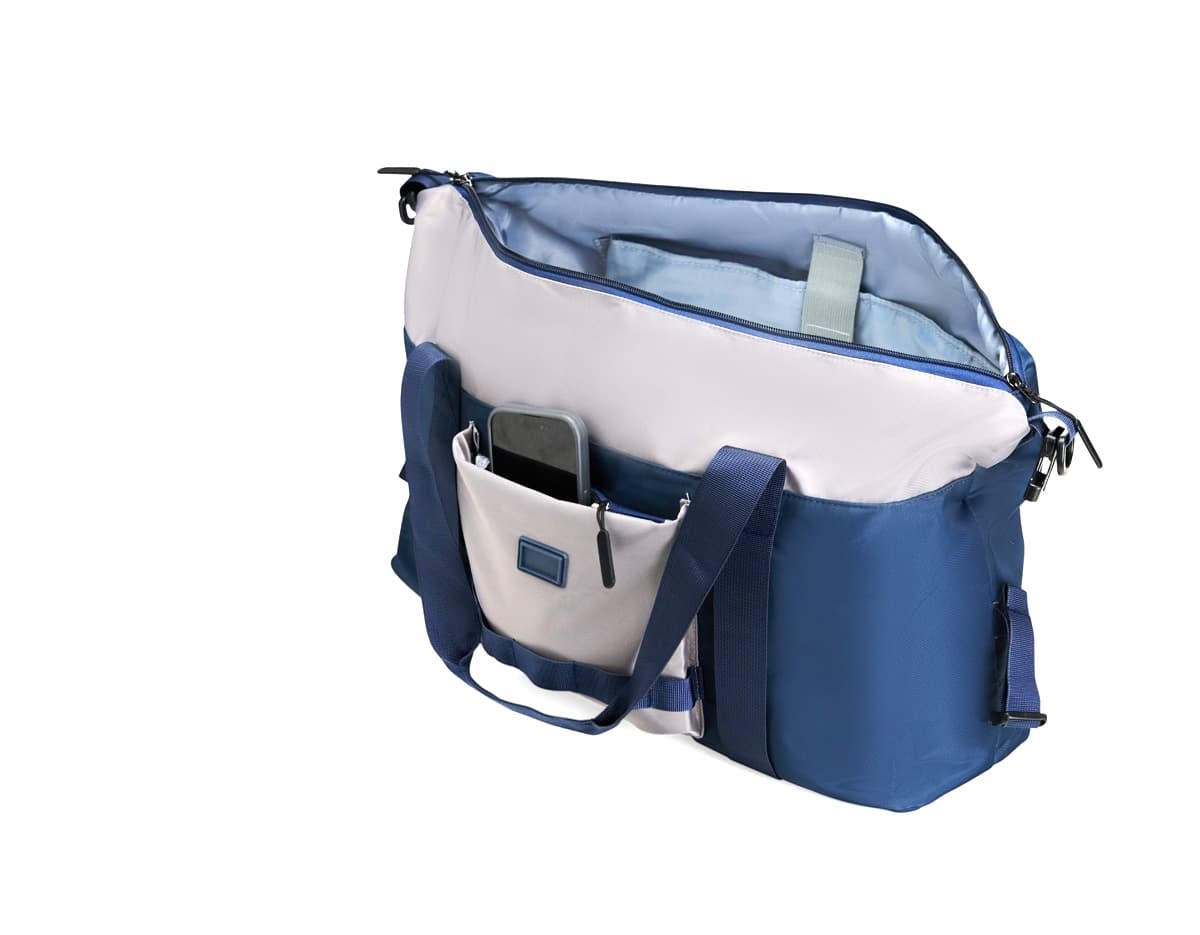 Bolsa Esportiva de Nylon 18 Litros em cor preta com alça ajustável e zíper.