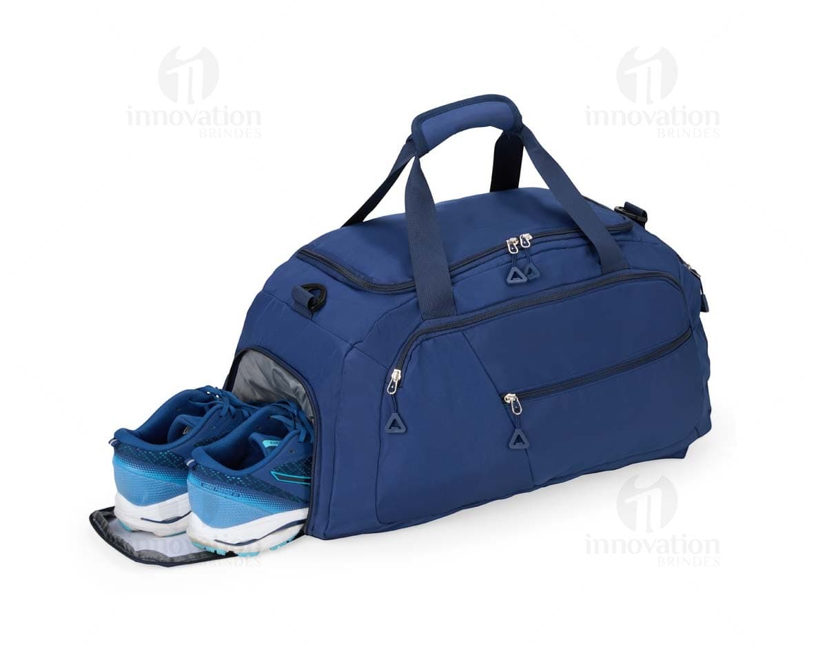 Bolsa Esportiva Oxford 28 Litros na cor preta, com alças ajustáveis, feita em material resistente e com zíperes reforçados.