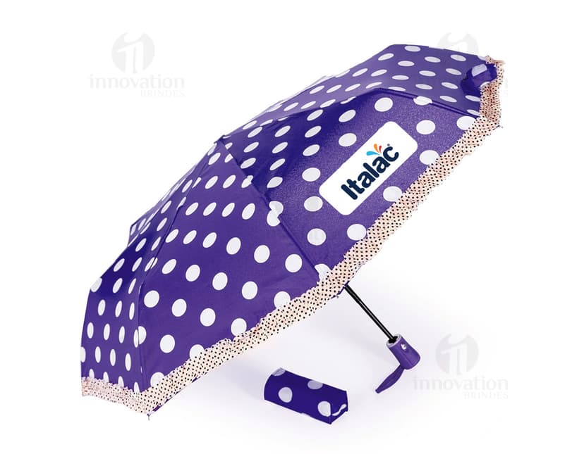 Guarda-chuva automático aberto em um dia chuvoso.