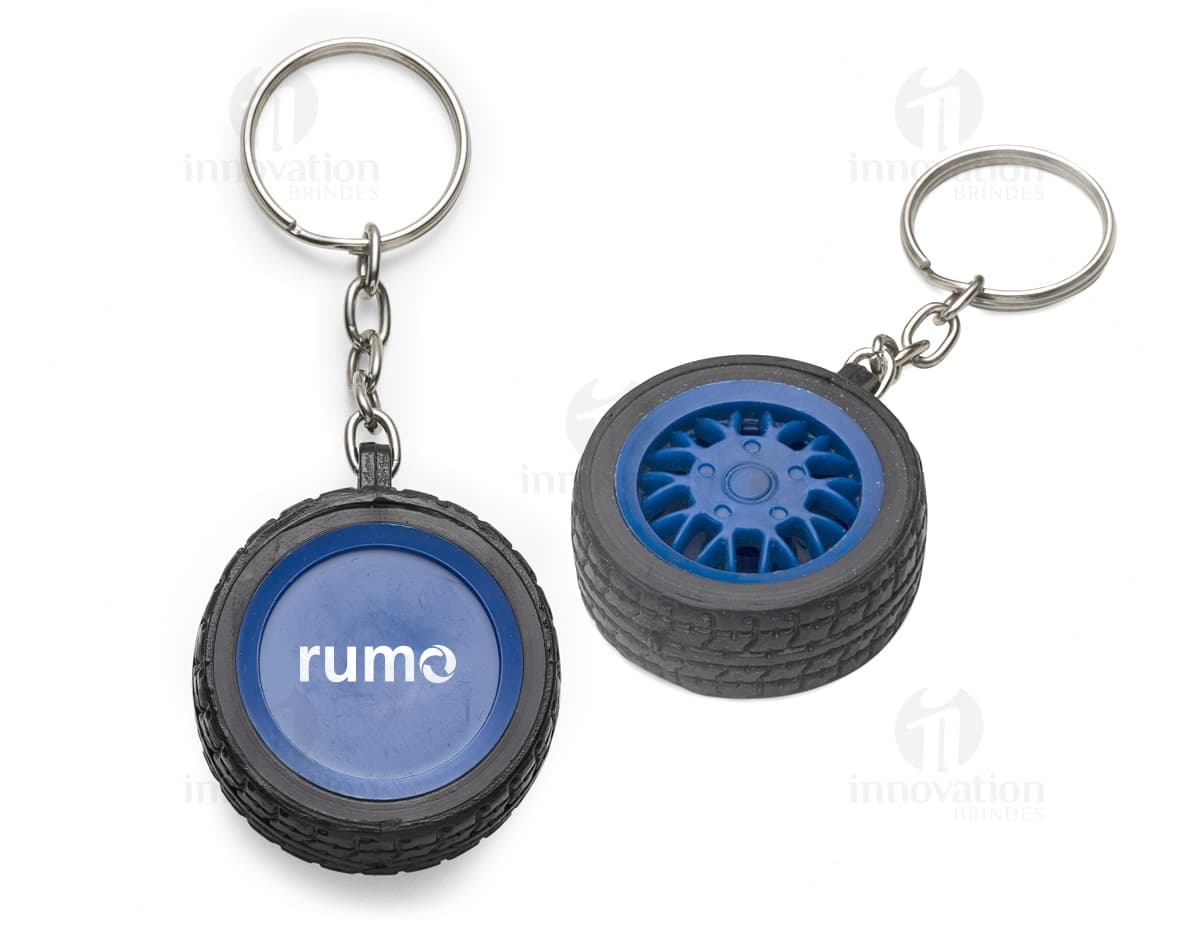 Chaveiro plástico com formato de coração roxo e argola prateada.