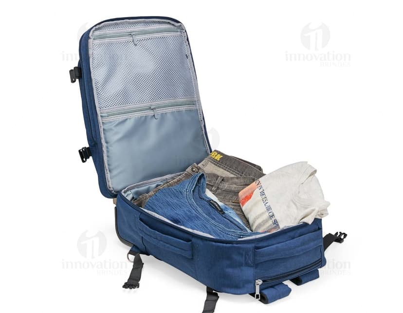 Mochila Poliéster 17 Litros em cor cinza, ideal para transportar objetos e pertences com espaço interno amplo e alças acolchoadas para maior conforto ao carregar.