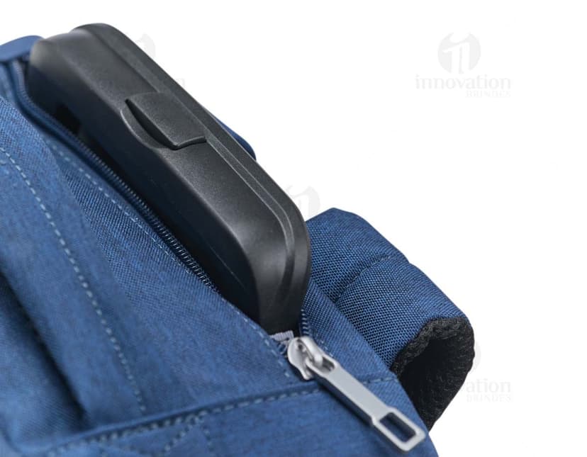 Mochila Poliéster 17 Litros em cor cinza, ideal para transportar objetos e pertences com espaço interno amplo e alças acolchoadas para maior conforto ao carregar.