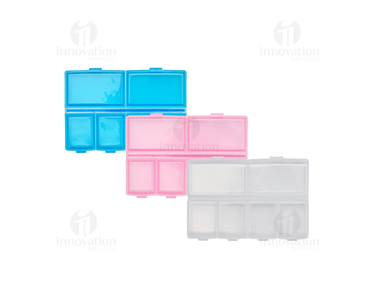 Porta comprimidos plástico transparente com sete compartimentos e tampa de abertura fácil.