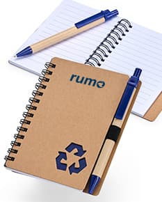 Caderno Ecológico com Caneta em fundo branco.