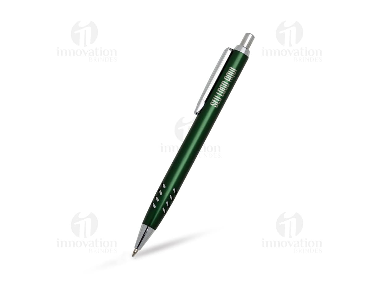 Caneta metal prateada com detalhes em preto sobre fundo branco.
