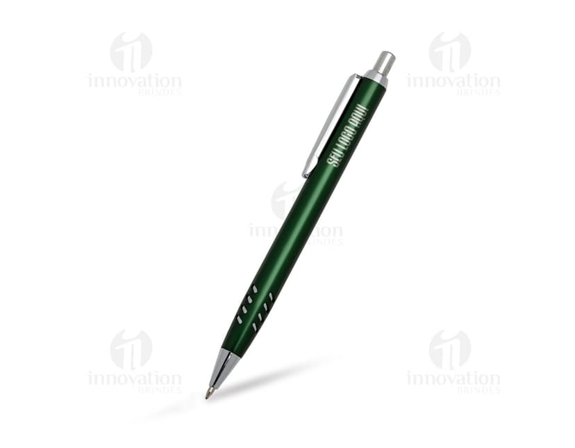 Caneta metal prateada com detalhes em preto sobre fundo branco.