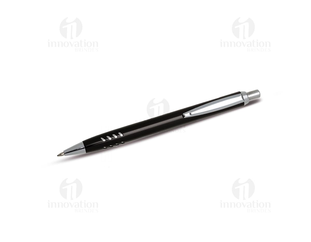 Caneta metal prateada com detalhes em preto sobre fundo branco.