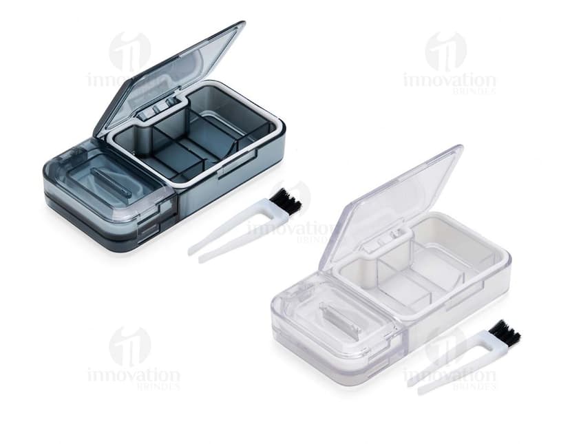 Porta comprimidos plástico em formato retangular, dividido em compartimentos para armazenar medicamentos. O produto é transparente, permitindo visualizar os comprimidos internamente.