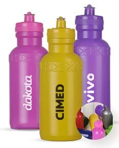 squeeze plástico 500ml em fundo branco.