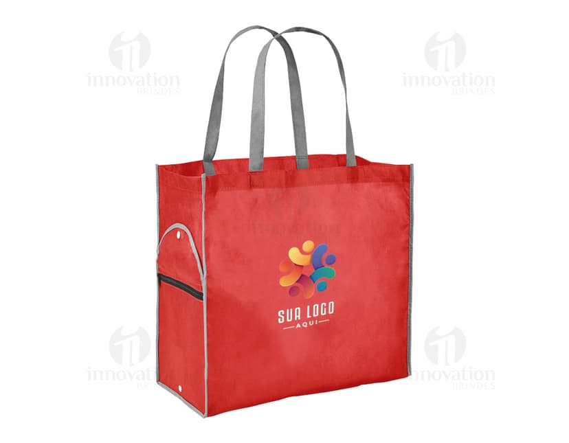 Sacola dobrável em non-woven nas cores verde e branca com alças e logo estampado.