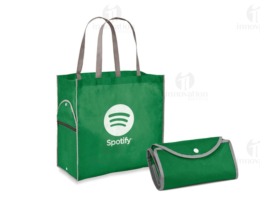Sacola dobrável em non-woven nas cores verde e branca com alças e logo estampado.