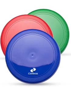 Disco de plástico para brincadeiras ao ar livre.