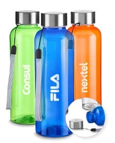 Garrafa plástica de 500ml em cor amarela, com tampa de metal e design transparente. A garrafa contém líquido e está próxima de um frasco de cremes e um frasco de perfume. A imagem mostra objetos de cuidados de higiene e beleza no banheiro.