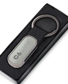 Chaveiro de metal moderno e elegante em formato de telefone celular, com tela digital e teclado. O dispositivo possui botões de comunicação e é feito de couro, na cor preta e prata.