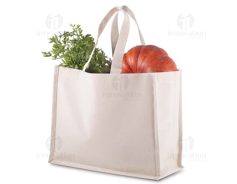 Uma sacola de algodão segura e protegida, com fechaduras, cadeados e metais para garantir a segurança de suas compras. Ideal para fazer compras seguras e proteger seus pertences quando estiver no shopping ou em trânsito. A sacola de algodão é resistente, durável e oferece praticidade ao transportar suas compras com segurança.