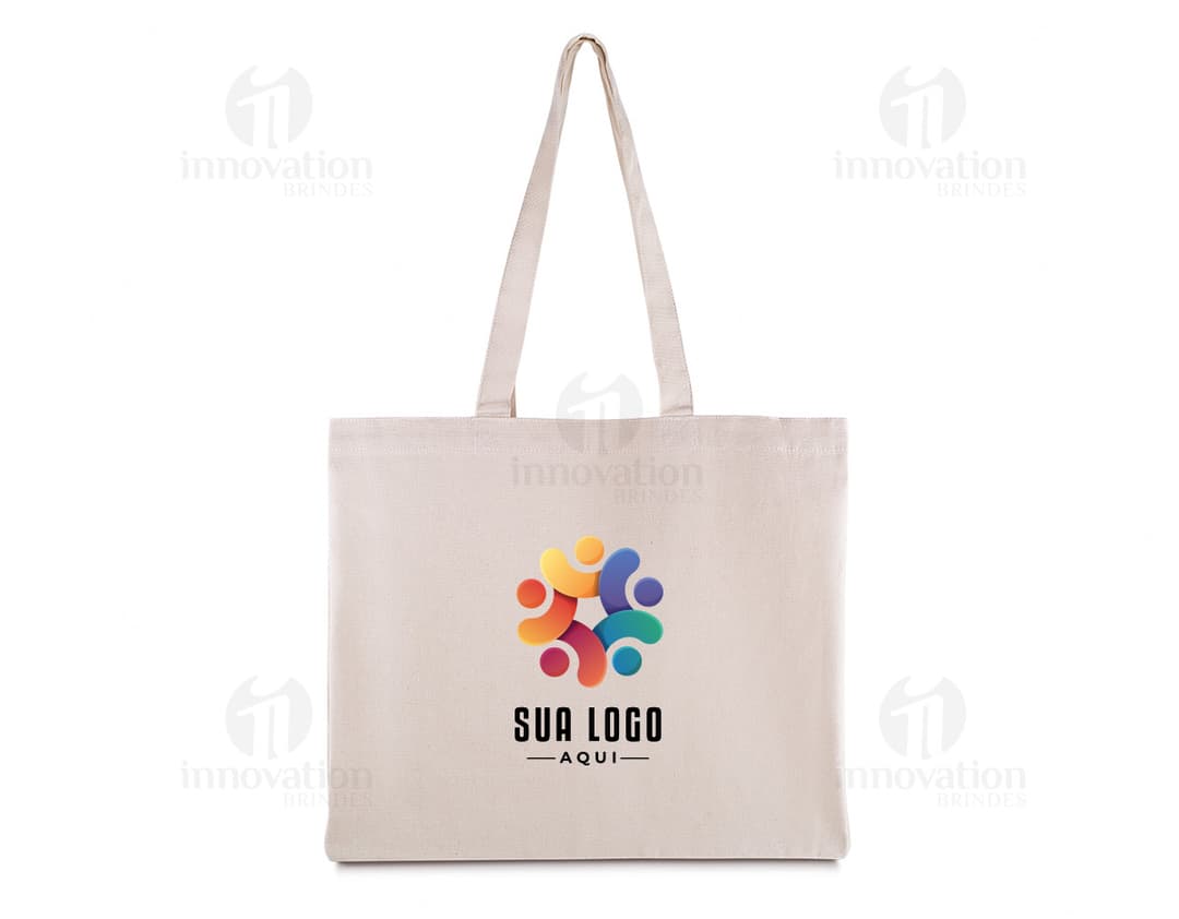 Sacola em algodão rosa, vazia, com alças e elegante. Focada no público feminino, perfeita para compras em lojas de moda e presentes. Novo símbolo de consumismo consciente e sustentável.