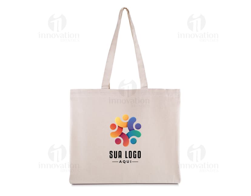 Sacola em algodão rosa, vazia, com alças e elegante. Focada no público feminino, perfeita para compras em lojas de moda e presentes. Novo símbolo de consumismo consciente e sustentável.
